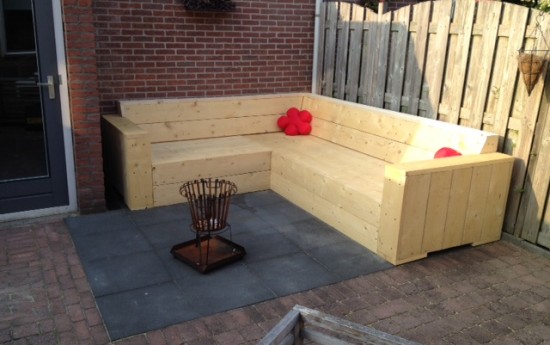 Dag Frank, Zoals beloofd hierbij het eindresultaat. Ik vond het geweldig om te doen en kon het niet zonder jouw aanwijzingen. Ik heb de hoekbank gemaakt en een zitting van 4 planken dus een kleine 80 cm (ben een lange jongen) het is een hele bank geworden. Nogmaals bedankt!!