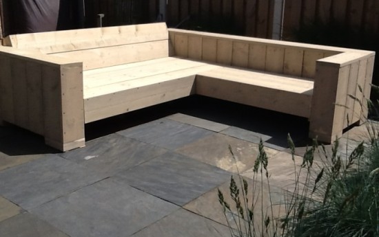 Hallo Frank, Dankzij mijn handige vader hebben wij nu ook een prachtige loungebank in de tuin staan. Mijn vader heeft je bouwtekening gebruikt, maar hier en daar van afgeweken. Zo heeft hij de linkse zitting dieper gemaakt en de rechtse zitting breder. Ook heeft hij onder de bank extra steunen gezet om doorbuigen van de […]