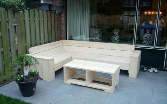 2 dagen ploeteren, maar resultaat is top. Inclusief tafel 200 euro aan hout en 50 euro aan beits en schroeven. Bedankt voor de topbeschrijving!!! Gr bouke